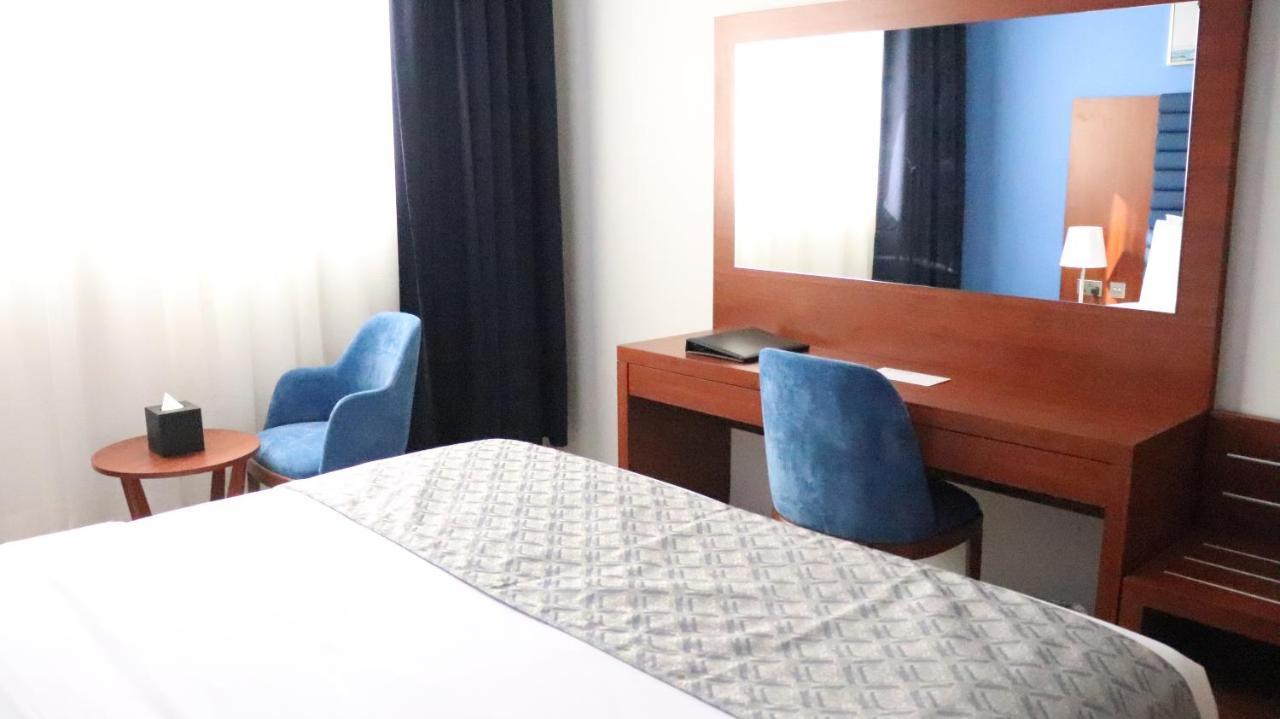 Al Riyadh Hotel Apartments อาบูดาบี ภายนอก รูปภาพ