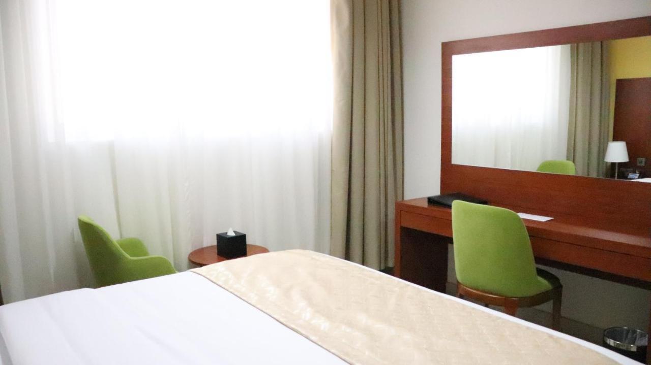 Al Riyadh Hotel Apartments อาบูดาบี ภายนอก รูปภาพ