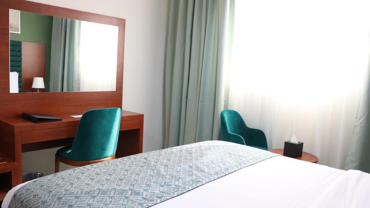 Al Riyadh Hotel Apartments อาบูดาบี ภายนอก รูปภาพ